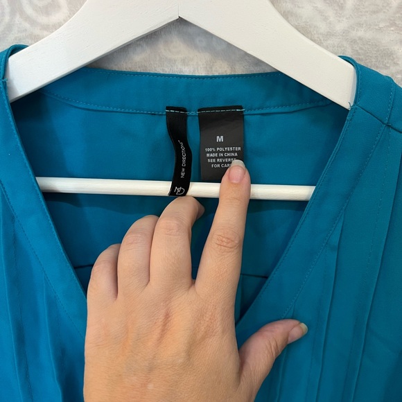 BEAUTIFUL AWESOME LITTLE TOP STUNNING TURQUOISE V NECK BUTTON DOWN EUC DETAILS M - Picture 11 of 15